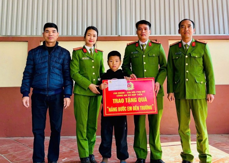 Công an xã Hợp Tiến nhận đỡ đầu học sinh có hoàn cảnh khó khăn